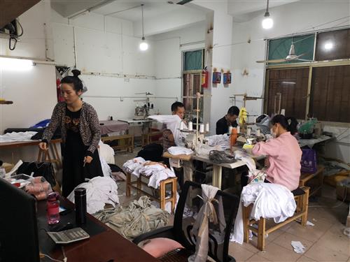 Guangzhou Market Guide - Small workroom for cheap clothing textile samples from manufacturer